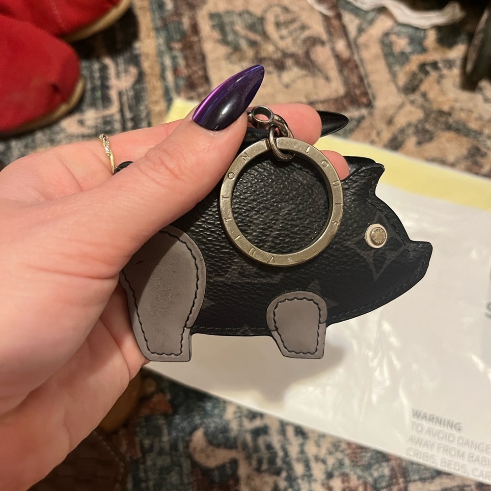 Louis Vuitton Black Monogram Pig Keyring with Gray Accents - Picture 4 of 5